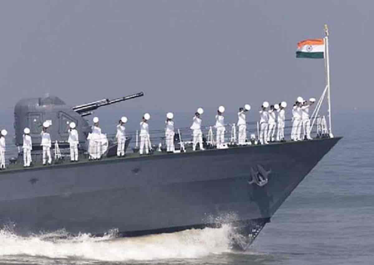 भारतीय नौसेना का युद्धपोत ‘विशाखापट्टनम’ सेवा में शामिल, रक्षा मंत्री ने चीन पर साधा निशाना
