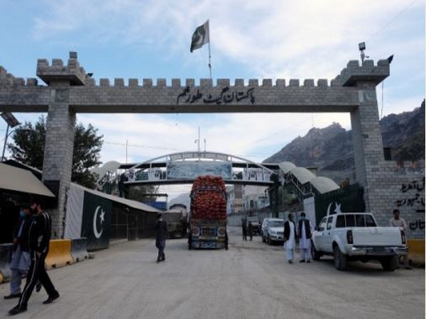 Torkham border with Afghanistan closed by Pakistan to stem COVID-19 spread