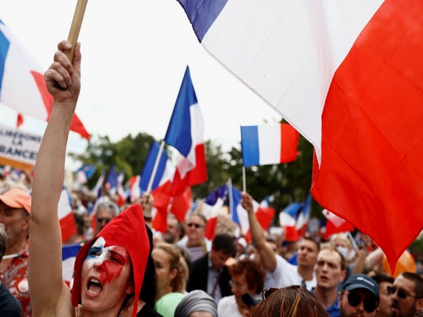 फ्रांस में ‘स्वास्थ्य पास’ के खिलाफ प्रदर्शन जारी