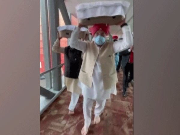 Hardeep Singh Puri receives 3 Swaroop of Sri Guru Granth Sahib brought from Kabul at Delhi airport