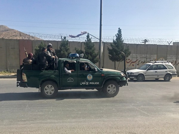 काबुल हवाईअड्डे पर अफगान अधिकारी की हत्या, पंजशीर के आसपास एकत्रित हुए तालिबान लड़ाके