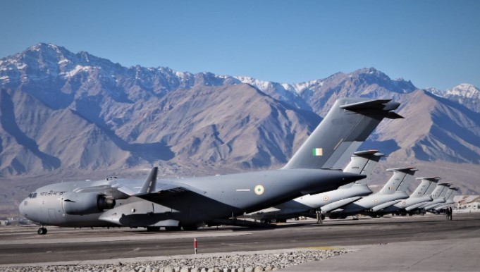 वायुसेना ने जम्मू कश्मीर-लद्दाख के बीच फंसे 100 से अधिक यात्रियों को सुरक्षित निकाला