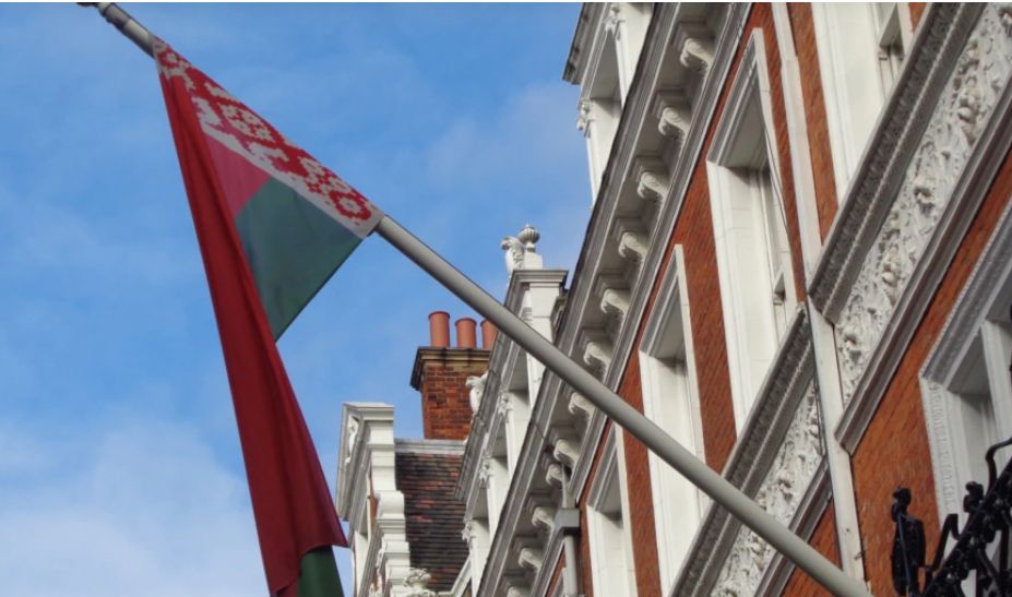 लंदन दूतावास पर हुए हमले में राजनयिक घायल : बेलारूस