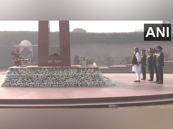 Defence minister, top military brass pay tribute to fallen soldiers on ‘Vijay Diwas’