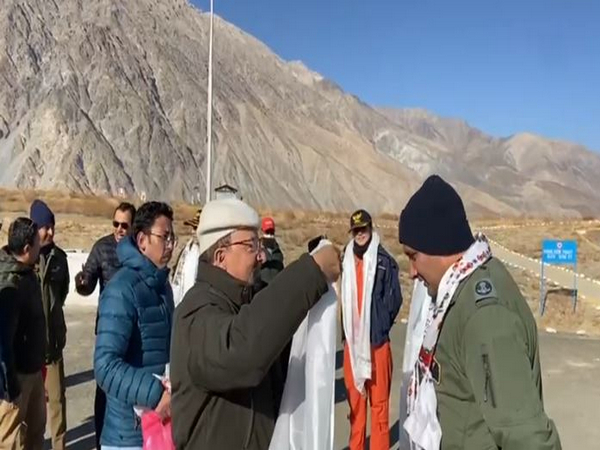 IAF pilots welcomed in Kargil on inauguration of AN-32 Courier Service