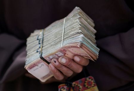 Afghan finance ministry working on getting public sector salaries paid