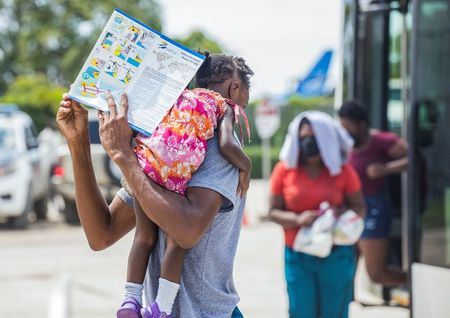 अमेरिका टेक्सास सीमा पर पहुंचे हैती के शरणार्थियों को वापस भेजेगा