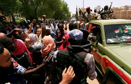 सूडान में असैन्य शासन की मांग को लेकर प्रदर्शन