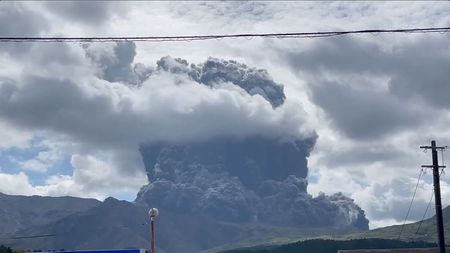 दक्षिणी जापान में ज्वालामुखी फटा