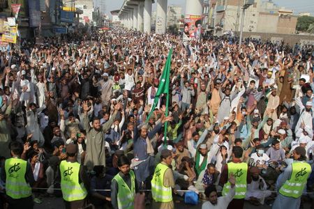 पाकिस्तान: कट्टरपंथी इस्लामवादी पार्टी के हजारों समर्थकों ने इस्लामाबाद की ओर मार्च निकाला