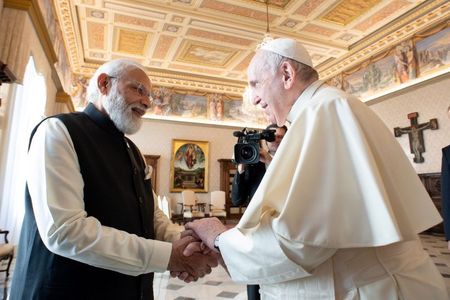 प्रधानमंत्री मोदी ने वैटिकन में पोप फ्रांसिस से मुलाकात की, भारत यात्रा के लिये आमंत्रित किया