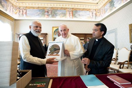 प्रधानमंत्री मोदी ने पोप फ्रांसिस को विशेष मोमबत्ती होल्डर और पुस्तक भेंट की
