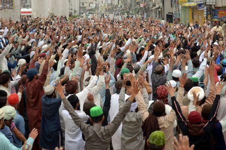 Pakistani Islamist group reaches deal with government, calls off protest march