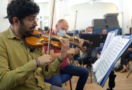 Like the Titanic – Lebanon’s orchestra keeps playing as country sinks