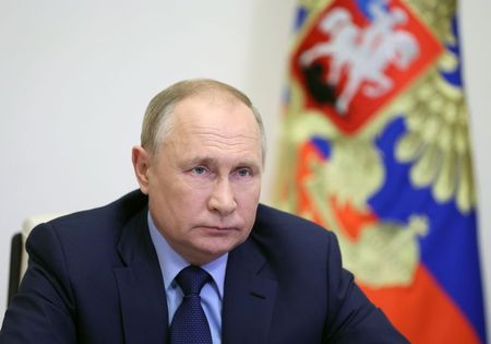 Putin offers help to resolve crisis at Belarus and EU border