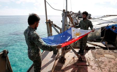 फिलीपीन आपूर्ति नौकाएं चीन संरक्षित विवादित तट पर नौसैनिकों के पास पहुंची