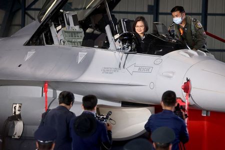 ताइवान ने चीन से खतरे के बीच उन्नत एफ-16वी लड़ाकू विमान तैनात किए