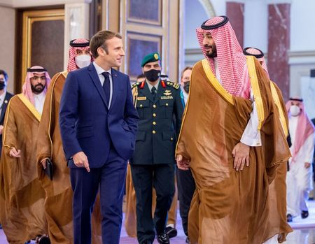 फ्रांस के राष्ट्रपति एमैनुअल मैक्रों ने सऊदी अरब के युवराज से मुलाकात की