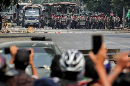 म्यांमा में प्रदर्शनकारियों के मार्च में घुसा सेना का ट्रक