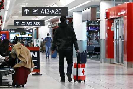 ओमीक्रोन: कनाडा ने लोगों को अनावश्यक यात्राएं नहीं करने का परामर्श दिया