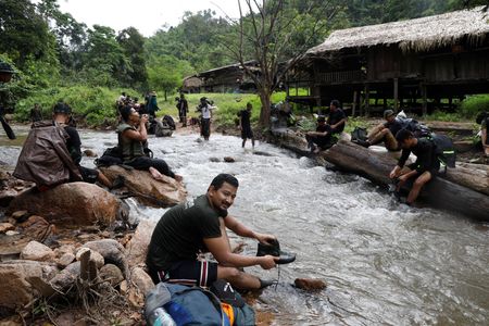 म्यांमा से 2500 ग्रामीण जान बचाने को भाग कर पहुंचे थाईलैंड