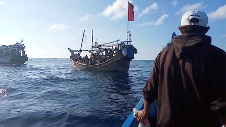इंडोनेशियाई नौसेना ने रोहिंग्या शरणार्थियों की नाव को बंदरगाह पर लाया