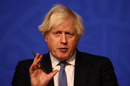 ब्रिटेन: जॉनसन पर प्रधानमंत्री पद छोड़ने का दबाव बढ़ा, सुनक के बारे में संभावना जताई गई