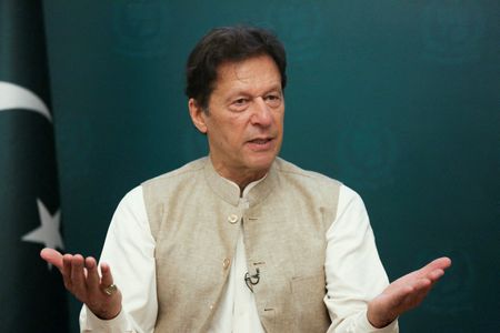 कश्मीर समेत सभी लंबित मुद्दे बातचीत, कूटनीति से हल होने चाहिए: इमरान खान