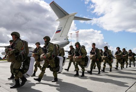 यूक्रेन से तनाव के बीच युद्धाभ्याास के लिये सैनिकों को बेलारूस भेज रहा है रूस