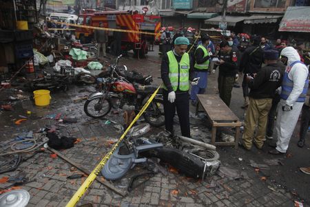 पाकिस्तान में सुरक्षा चौकियों पर हमला: 13 आतंकवादी ढेर, सात सैनिकों की मौत